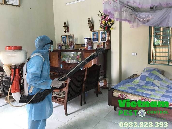 Đuổi muỗi trong phòng ngủ bằng việc phun thuốc diệt muỗi