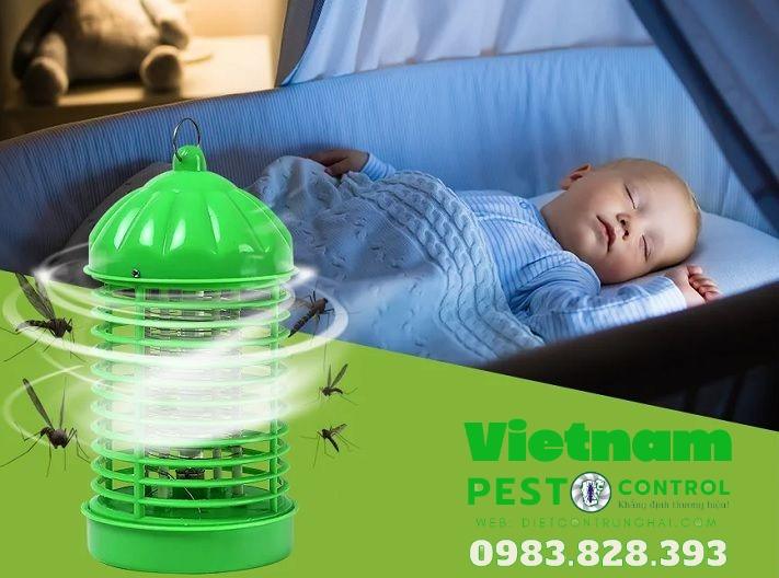 Đuổi muỗi trong phòng trẻ sơ sinh bằng đèn bắt muỗi